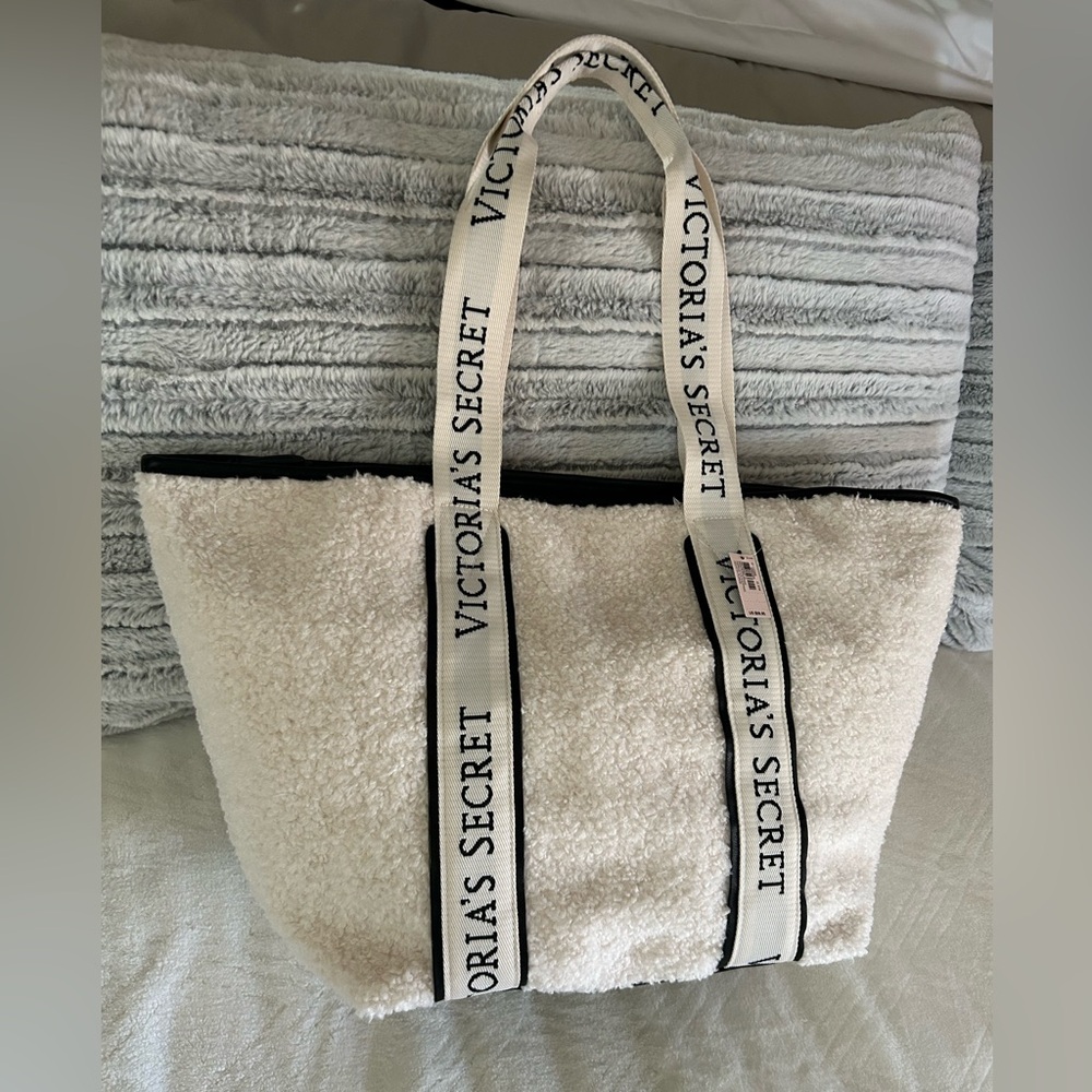 ✨🖤Victoria’s Secret Sherpa Ivory Cream Tote Bag (New With Tags) ✨🖤